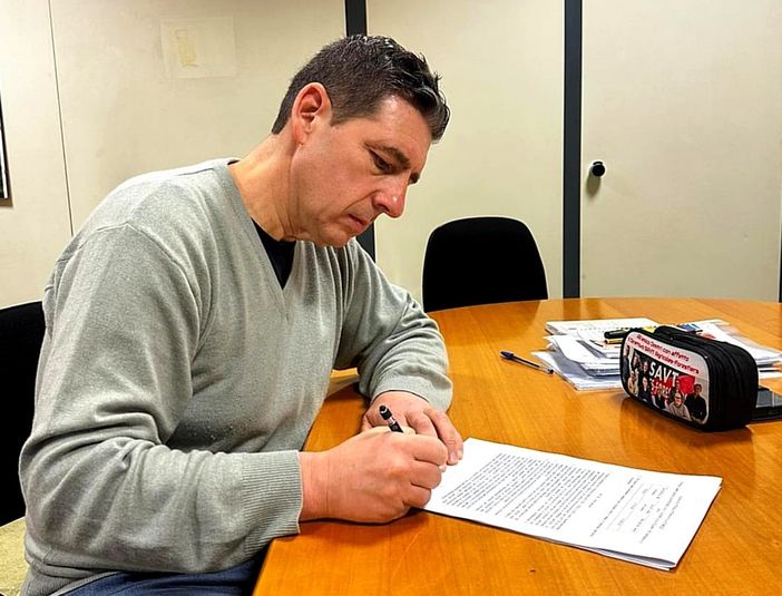 Il segretario del Savt/Forestali Dimitri Démé mentre sottoscrive l'ipotesi di accordo Il segretario del Savt/Forestali Dimitri Démé mentre sottoscrive l'ipotesi di accordo