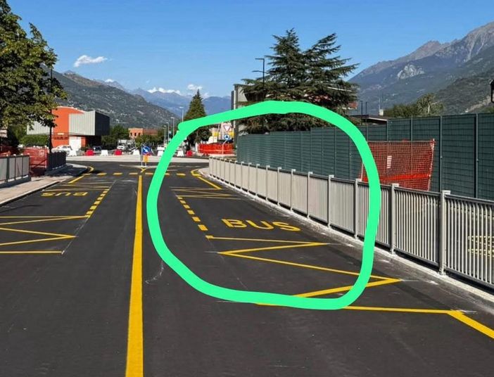 La fermata senza marciapiede né pensilina