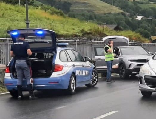 Scontro tra auto sulla statale 26 a Nus Scontro tra auto sulla statale 26 a Nus