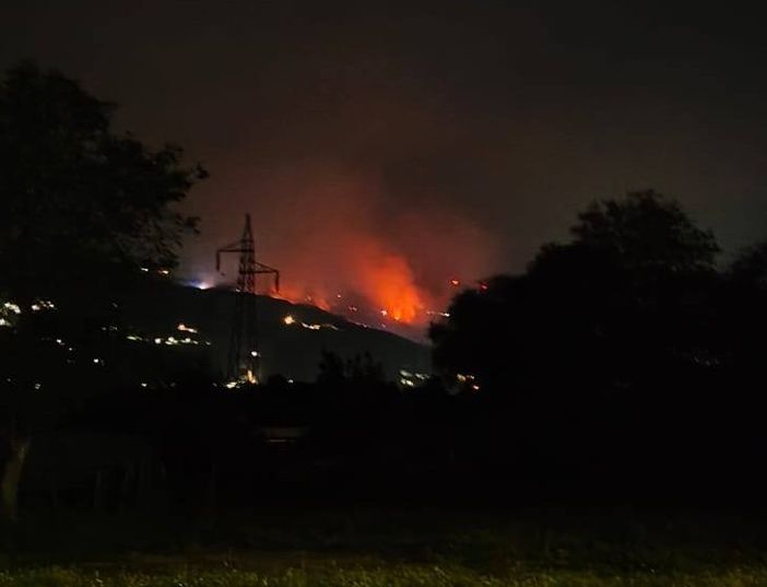 Notte di lotta contro le fiamme, nuovi rinforzi in arrivo Notte di lotta contro le fiamme, nuovi rinforzi in arrivo