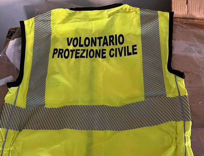 Giubbotti della Protezione civile rubati; i carabinieri li ritrovano nel cantiere della ferrovia Aosta-Ivrea, denunciato un operaio per ricettazione Giubbotti della Protezione civile rubati; i carabinieri li ritrovano nel cantiere della ferrovia Aosta-Ivrea, denunciato un operaio per ricettazione