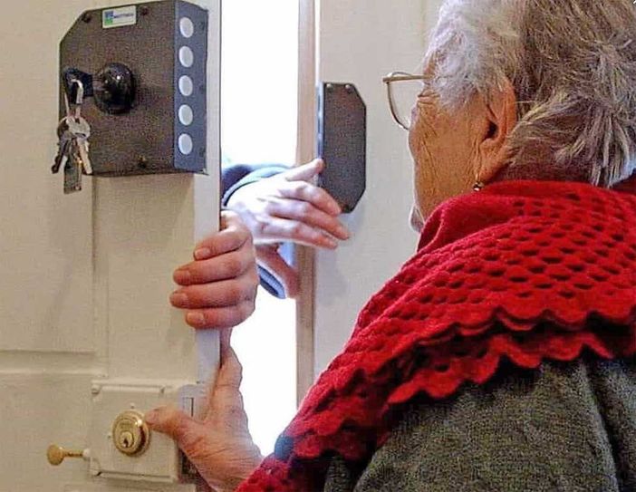 'Uscite subito da casa, stiamo evacuando la zona': a Gressan la nuova truffa agli anziani