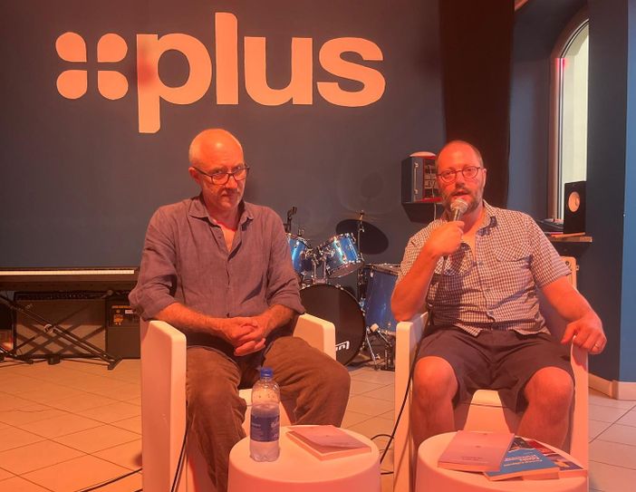 Pierluigi Vuillermin (a sn) insieme a Stefano Tringali, titolare della libreria Aubert di Aosta, durante la presentazione del libro a Plus