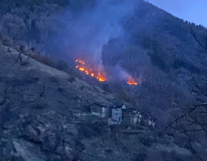 Quart, incendio nel bosco di Effraz Quart, incendio nel bosco di Effraz