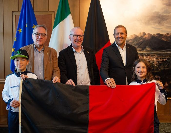 Consegnata la bandiera della Valle d’Aosta per la finale nazionale del Trofeo CONI Consegnata la bandiera della Valle d’Aosta per la finale nazionale del Trofeo CONI