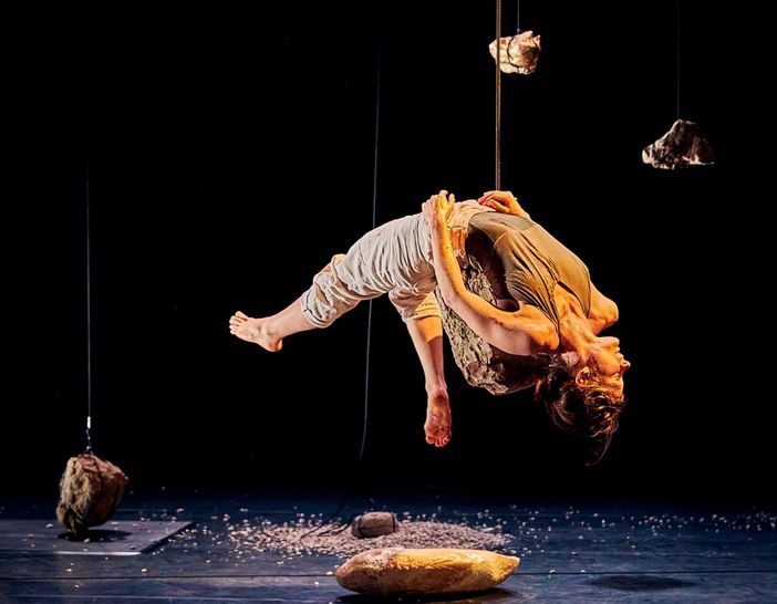 Tra circo, danza acrobatica e arti visive a Plus arriva 'Le bruit des pierres' Tra circo, danza acrobatica e arti visive a Plus arriva 'Le bruit des pierres'