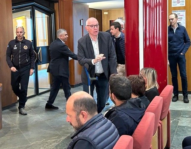 Il Presidente Testolin (al centro nella foto) durante la riunione con i sindaci dei paesi interessati dai lavori Il Presidente Testolin (al centro nella foto) durante la riunione con i sindaci dei paesi interessati dai lavori