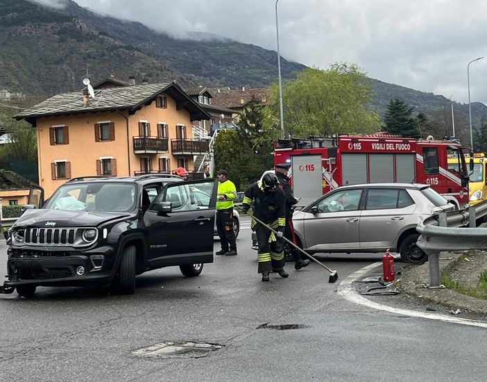 Scontro tra auto a L'Amérique di Quart, tre feriti Scontro tra auto a L'Amérique di Quart, tre feriti