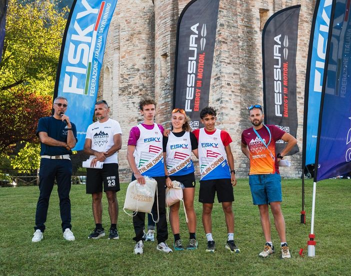Al centro della foto Cristian Gabriele Pivot ed Elisa Mariani (photo credit Ufficio stampa Frasassi SkyRace)