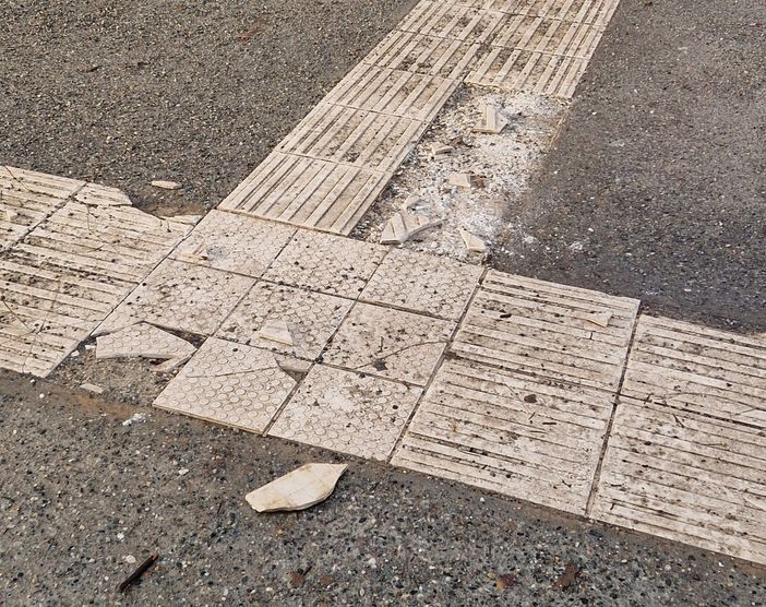 Il tracciato per ipovedenti della nuova Università è troppo fragile e va in pezzi Il tracciato per ipovedenti della nuova Università è troppo fragile e va in pezzi