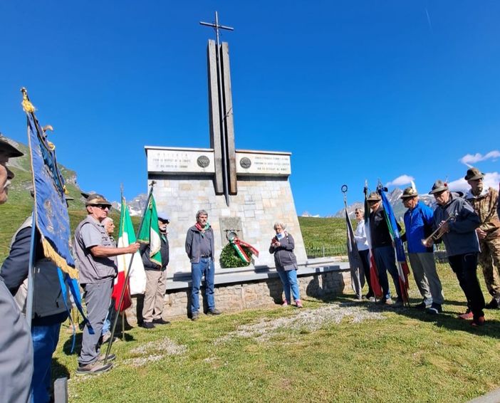 Soci dell'ANEI VdA al Monumento eretto al Colle del Piccolo San Bernardo per commemorare gli internati militari italiani e i Caduti nei campi di concentramento Soci dell'ANEI VdA al Monumento eretto al Colle del Piccolo San Bernardo per commemorare gli internati militari italiani e i Caduti nei campi di concentramento