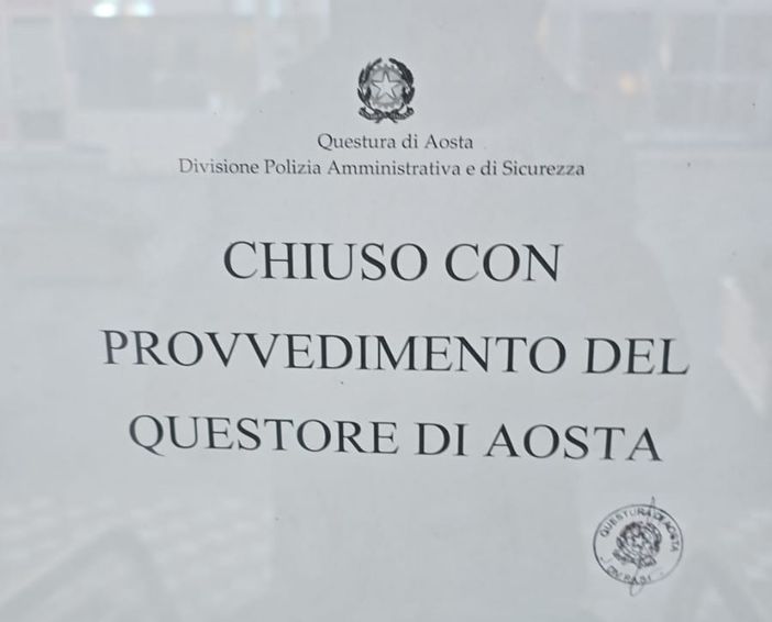 Rissa di fronte al bar: i gestori non collaborano con la polizia, che chiude il locale