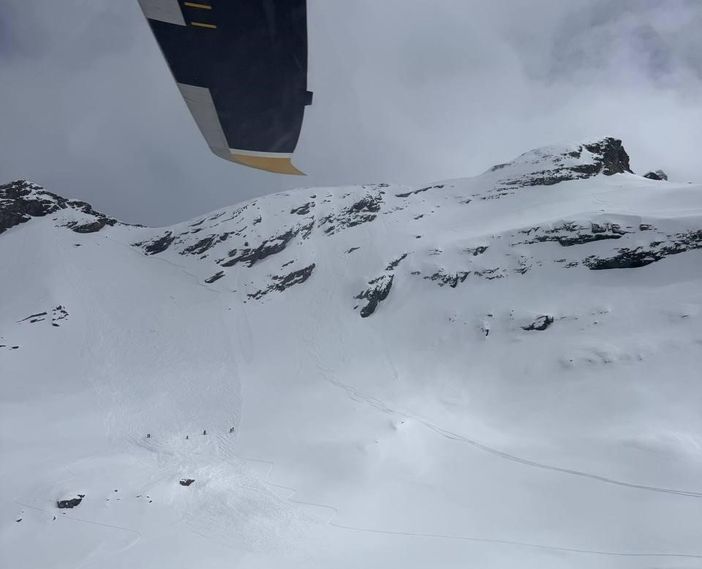 Recuperata illesa sciatrice italiana travolta da valanga sopra Cervinia Recuperata illesa sciatrice italiana travolta da valanga sopra Cervinia