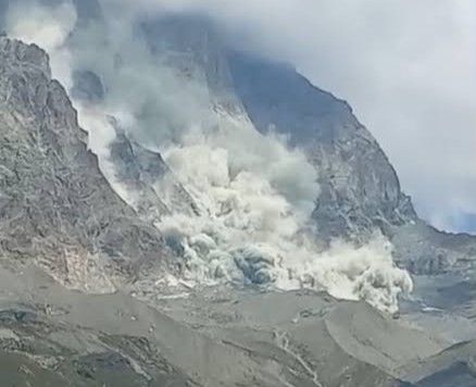 Dopo il crollo sulla parete Sud del Cervino le Guide sospendono le ascensioni con i clienti Dopo il crollo sulla parete Sud del Cervino le Guide sospendono le ascensioni con i clienti