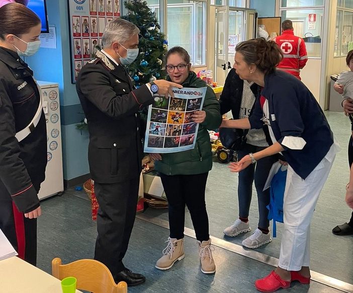 Carabinieri vicini ai bambini ricoverati all'ospedale Beauregard