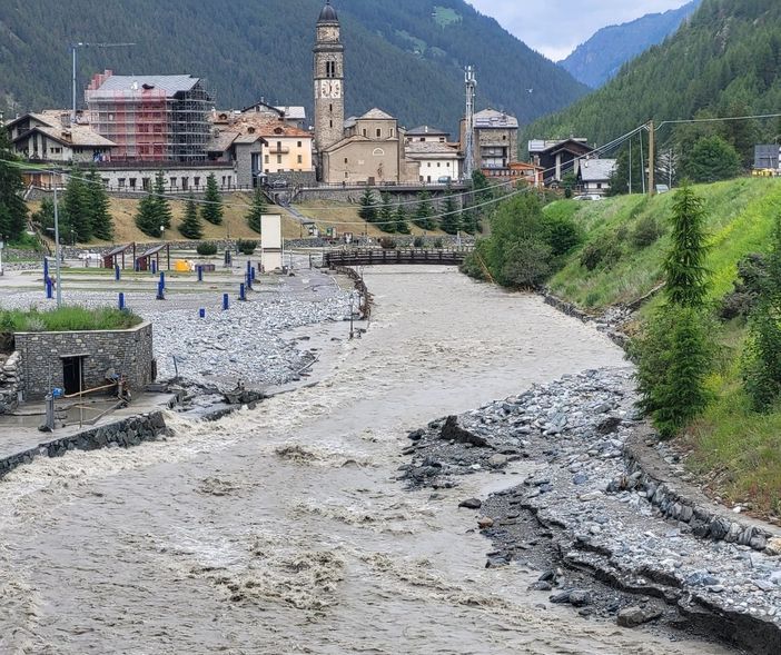 Dopo-alluvione, tutta Cogne al lavoro mentre procede l'evacuazione Dopo-alluvione, tutta Cogne al lavoro mentre procede l'evacuazione