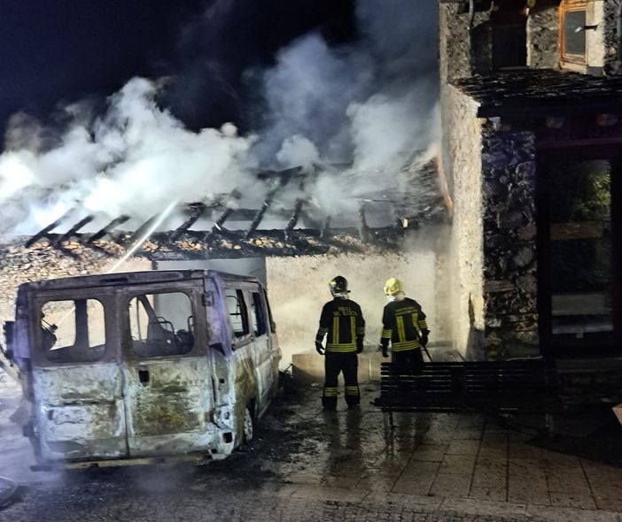 Saint-Nicolas, cinque persone in ospedale per i fumi di un incendio
