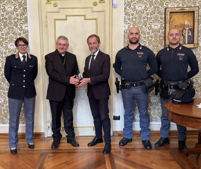 Dal Questore di Aosta l'olio del Giardino della Memoria al Vescovo Lovignana Dal Questore di Aosta l'olio del Giardino della Memoria al Vescovo Lovignana