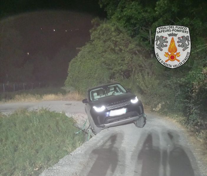 Aosta, fuoristrada...finito fuori strada recuperato dai Vigili del fuoco Aosta, fuoristrada...finito fuori strada recuperato dai Vigili del fuoco