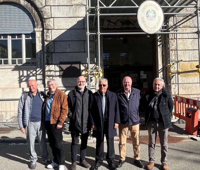 Da sn Pietro Antonio Tolo, Primo Giorgio Musetti, il Presidente del Tribunale, Giuseppe Marra, Cosimo Spagnolo, Pasqualino Azzaro e Romano Romano