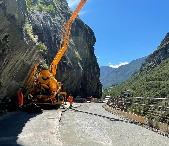 Il getto della soletta lungo il tratto allargato della Mongiovetta Il getto della soletta lungo il tratto allargato della Mongiovetta