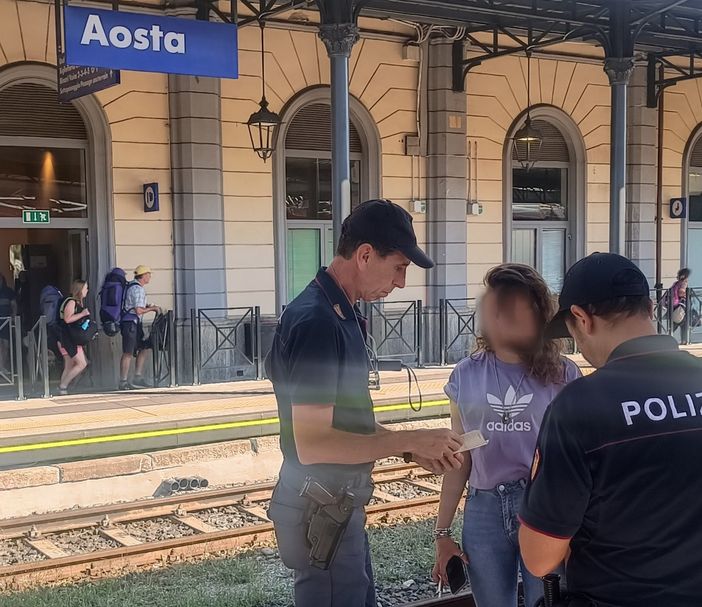 Controlli straordinari nelle stazioni ferroviarie: una persona arrestata, una denunciata