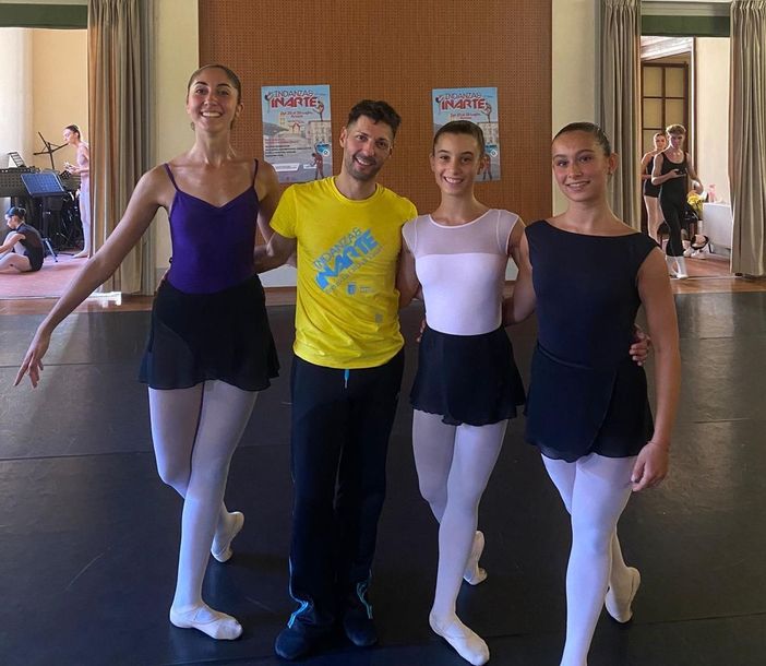 Da sn Martina Antonia, Maria e Serena con un maestro