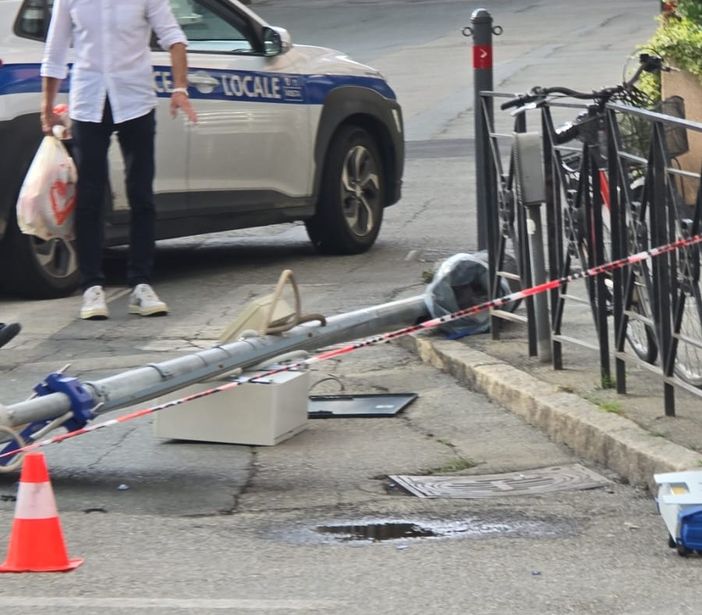 Aosta, via Torino: si schianta al suolo il palo che sostiene la videocamera ZTL