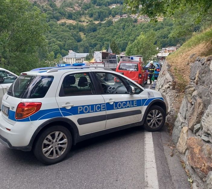 Polizia locale di Valtournenche impegnata nei rilievi di un incidente (foto d'archivio) Polizia locale di Valtournenche impegnata nei rilievi di un incidente (foto d'archivio)