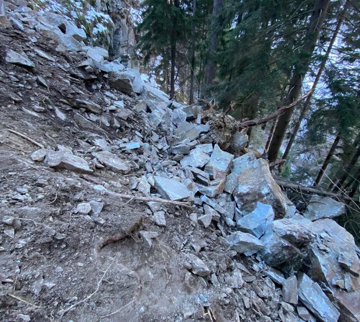 Frana danneggia canale della Cva a Champorcher