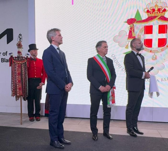 Da sn il Principe Emanuele Filiberto, il Commendatore Giovanni Girardini e il sindaco di Courmayeur, Roberto Rota (cliccare sul'immagine per avviare la mini gallery) Da sn il Principe Emanuele Filiberto, il Commendatore Giovanni Girardini e il sindaco di Courmayeur, Roberto Rota (cliccare sul'immagine per avviare la mini gallery)