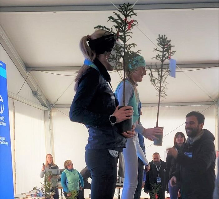 L'assessore Marco Carrel con due atlete premiate L'assessore Marco Carrel con due atlete premiate