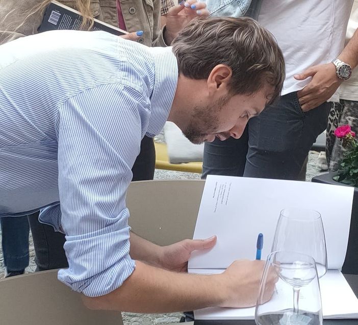 Jacques Martinet durante un firmacopie del suo volume