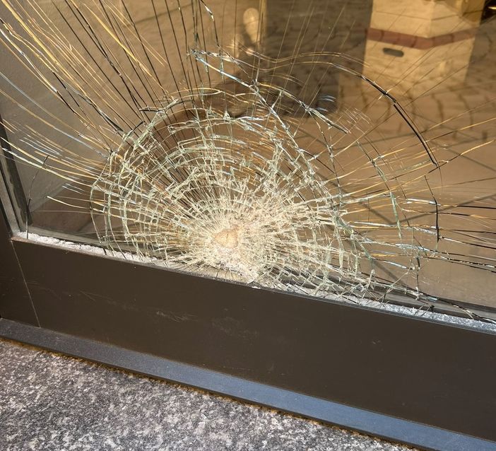 La vetrina vandalizzata da ignoti la notte tra sabato e domenica scorsi