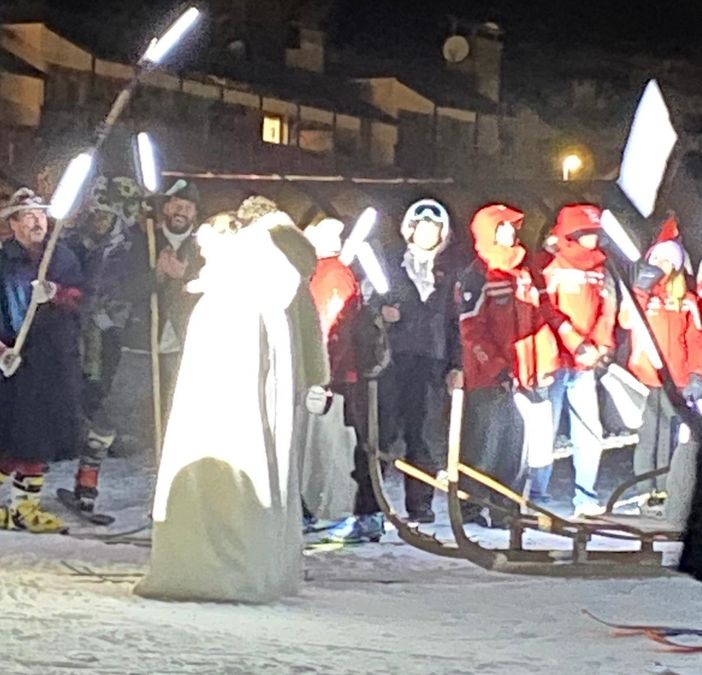 Uno scatto 'rubato' ieri a Cervinia all'arrivo di Gargantua e della Dama Bianca Uno scatto 'rubato' ieri a Cervinia all'arrivo di Gargantua e della Dama Bianca