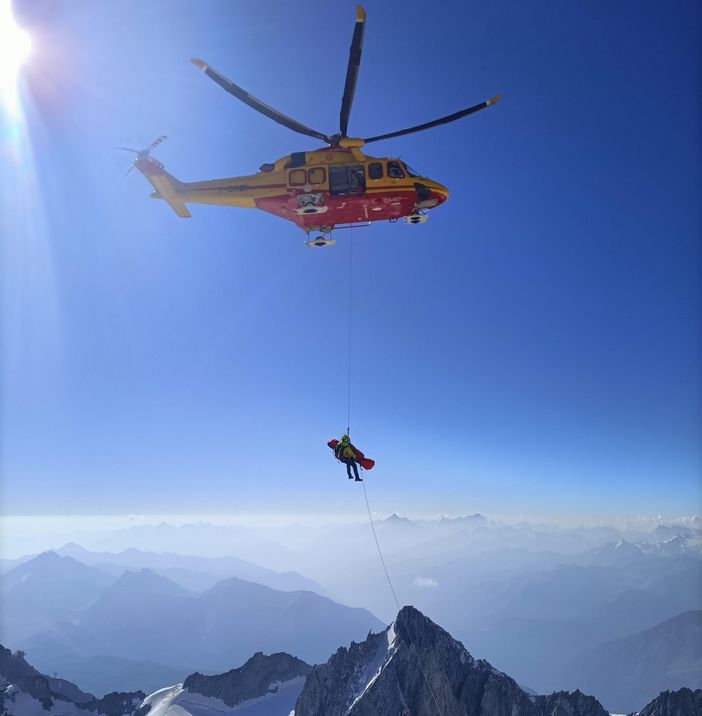 Monte Bianco, in salvo alpinista rimasto incastrato sotto un masso Monte Bianco, in salvo alpinista rimasto incastrato sotto un masso