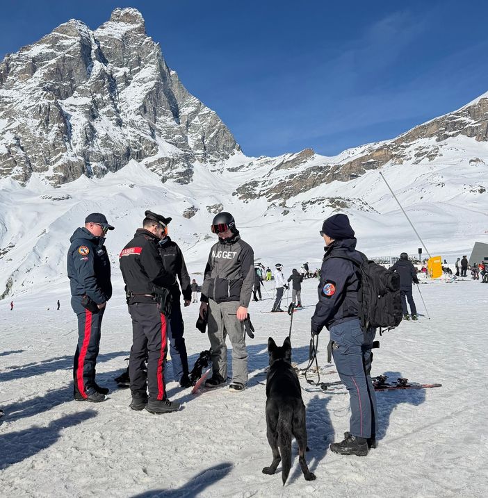 Controlli dei carabinieri nelle valli dello sci, a Valtournenche sanzioni per oltre 7mila euro Controlli dei carabinieri nelle valli dello sci, a Valtournenche sanzioni per oltre 7mila euro