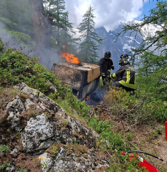 Courmayeur, domato l'incendio nel cantiere lungo una via alpina attrezzata