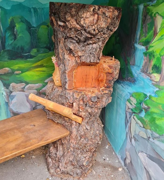 Gli gnomi erano stati posizionati su questo cippo Gli gnomi erano stati posizionati su questo cippo