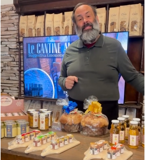 Alberto Dassisti con alcuni prodotti valdostani ad 'Al Sazio' di Lodi