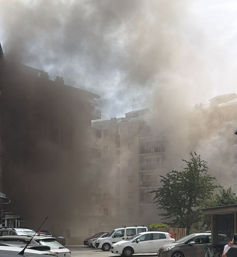 Aosta; incendio in un garage, il fumo paralizza la circolazione Aosta; incendio in un garage, il fumo paralizza la circolazione