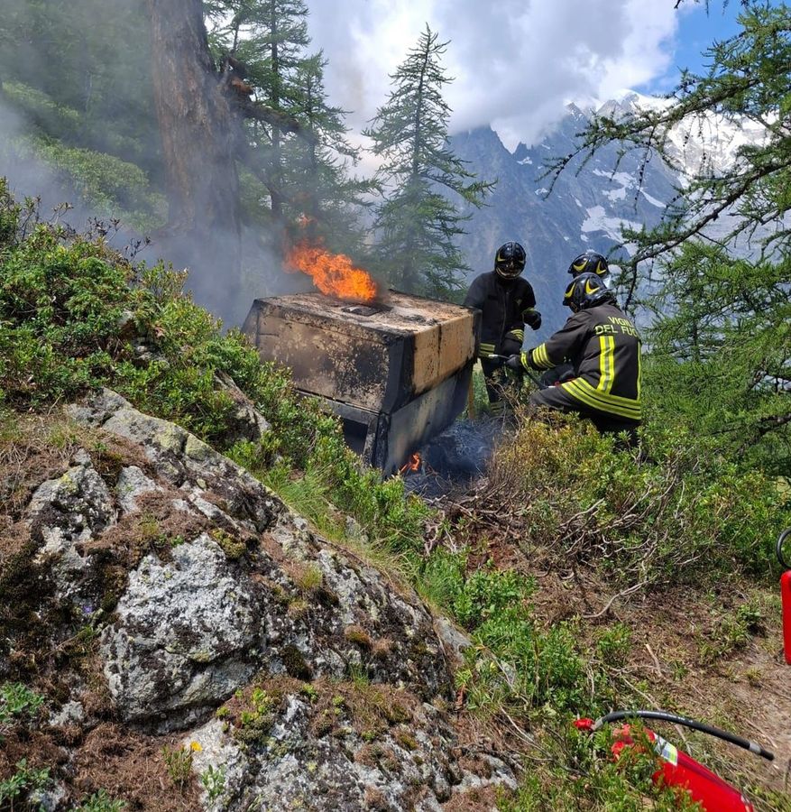 Courmayeur, domato l'incendio nel cantiere lungo una via alpina attrezzata