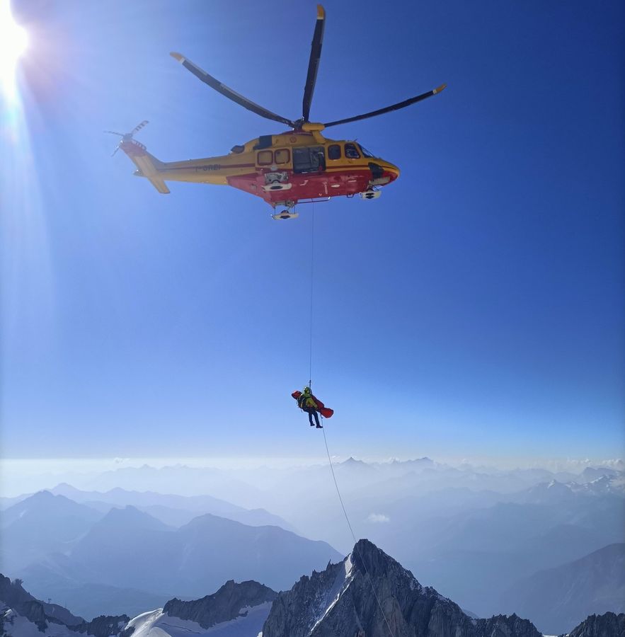 Atterraggio complesso di un elicottero, pilota soccorso dal 118