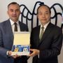 Il presidente di Confindustria VdA, Francesco Turcato e il consigliere dell’Ufficio economico e commerciale del Consolato cinese, Geng Xiewei Il presidente di Confindustria VdA, Francesco Turcato e il consigliere dell’Ufficio economico e commerciale del Consolato cinese, Geng Xiewei