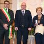 Giovanna Rabbia insieme al Presidente della Giunta, Renzo Testolin e al presidente del Celva, Alex Micheletto nel giorno della consegna dell'onorificenza
