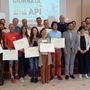 Foto di gruppo per i nuovi giovani apicoltori insieme all'assessore Carrel