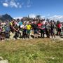 Foto di gruppo tra proprietari, gestori vecchi e nuovi e tanti amici e frequentatori del Barbustel Foto di gruppo tra proprietari, gestori vecchi e nuovi e tanti amici e frequentatori del Barbustel