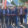 Al centro della foto il presidente di Confcommercio VdA, Graziano Dominidiato, taglia il nastro di BeerCult