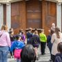 Giovani tsarvensolen a 'lezione di comunità' insieme al sindaco, Ronny Borbey