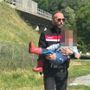 Il vicebrigadiere Gianluca Cottonaro con in braccio il piccolo